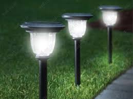 انواع چراغ خورشیدی باغی