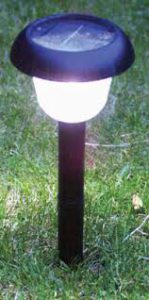 چراغ خورشیدی داخل حیاط