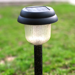 چراغ خورشیدی داخل حیاط