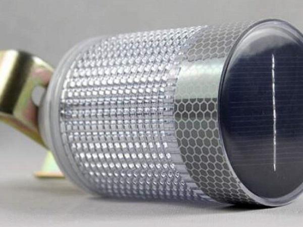 عرضه چراغ چشمک زن خورشیدی دکل بدون نیاز به برق شهری