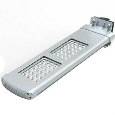 فروشنده لامپ های خورشیدی کوچک در بازار تهران