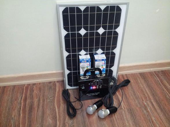 چراغ خورشیدی 10 وات با طراحی ساده و سه حالت نوردهی